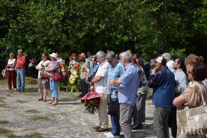 Варненските социалисти поднесоха цветя на паметника „Лодка“ за рождението на Георги Димитров
