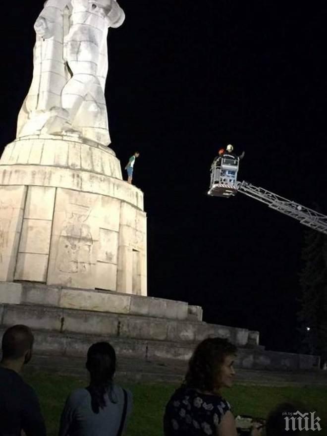 Пожарникари свалиха пиян като кирка ром от Пантеона във Варна (СНИМКИ)