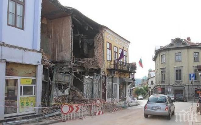 Срути се поредната вековна къща в Търново 