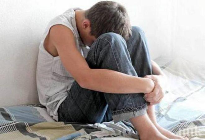 Докато спи! 11-годишно момче отвлечено от дома си, бито и захвърлено на площада