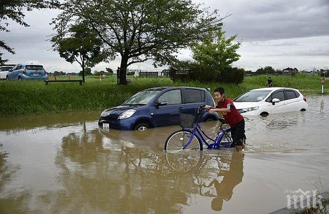 Евакуират хиляди заради порои в южната част на Япония