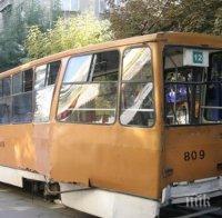 Меле в София! Трамвай и автобус се сблъскаха на кръстовище 