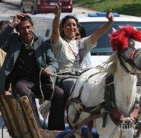 Безобразие! Ромски каруци налазиха пешеходната във Враца

