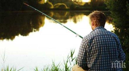 уникално видео запален рибар издържа хвърли въдицата водата шосето