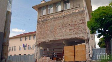 укрепват сградата математическата гимназия казанлък