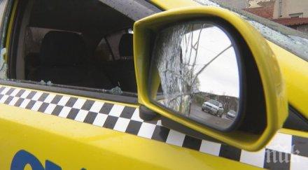 министерска чиновничка заработва черно такси вози пътници