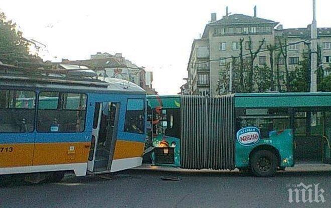 Шофьор на автобус с 12 акта катастрофира, потроши пътници (СНИМКИ)
