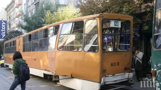 Меле в София! Трамвай и автобус се сблъскаха на кръстовище 