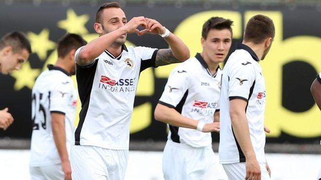 Съдът позволи на играч на Славия да напуска България