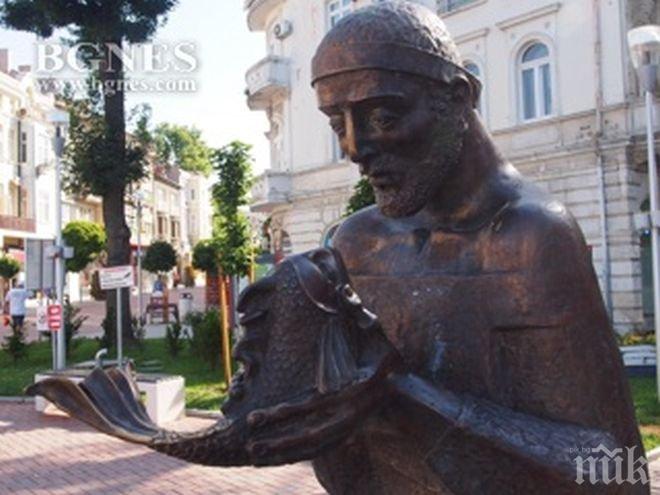 ПИК TV: Рибарят и златната рибка посрещат туристите във Варна