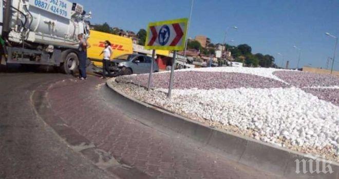 Катастрофа блокира крайезерния път на Варна! Задръстването е брутално