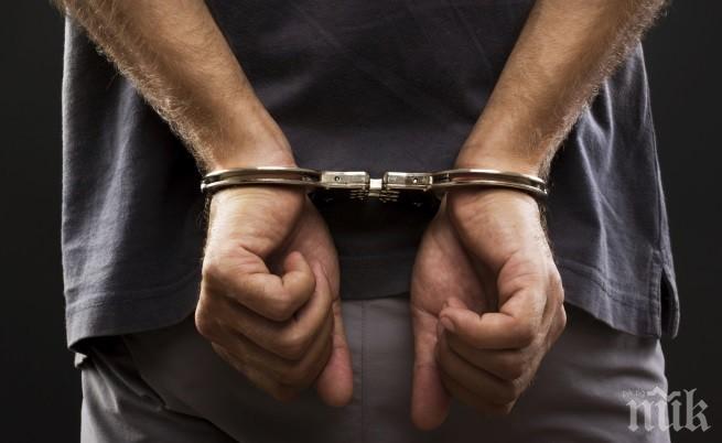 Двама мъже са задържани под стража след грабеж на мъжка чанта с пари
