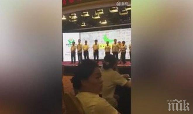 Бой на голо заради слаба работа в китайска банка предизвика скандал