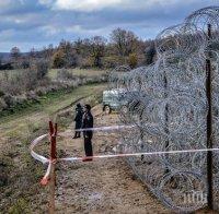 Нагло! Бежанци дупчат границата с резачки