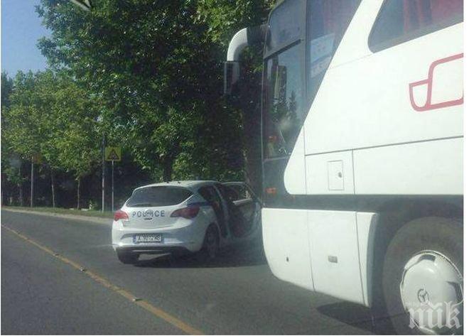  Екшън като на кино!Полиция спря автобус, изкараха пътник с белезници