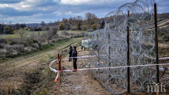 Нагло! Бежанци дупчат границата с резачки