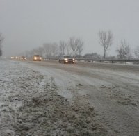 Дъжд и сняг затрудняват движението по пътищата в страната
