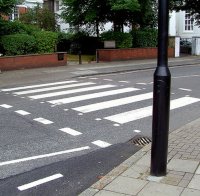 Голф помете девойка на пешеходна пътека