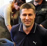 Реферът Врайков остава зад решетките, хили се в съда
