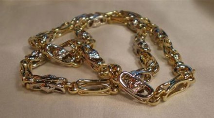 тийнейджърка сви златен синджир годишна