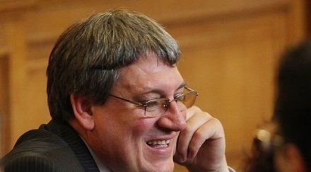 управителят здравната каса смята подава оставка