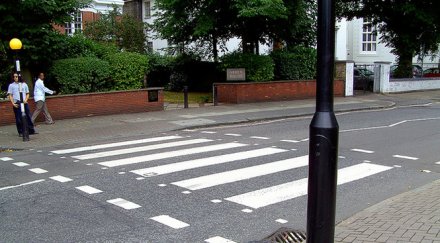 голф помете девойка пешеходна пътека