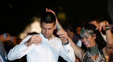 джокович прави шоу дискотека танцува gangnam style видео