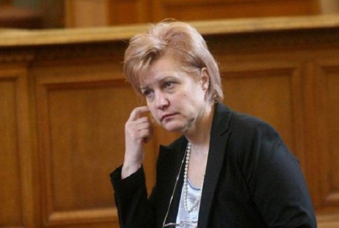 Менда Стоянова не пуска депутатите да почиват