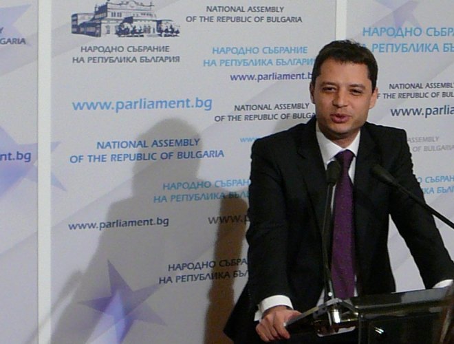 Делян Добрев: Цената на тока може да падне още утре