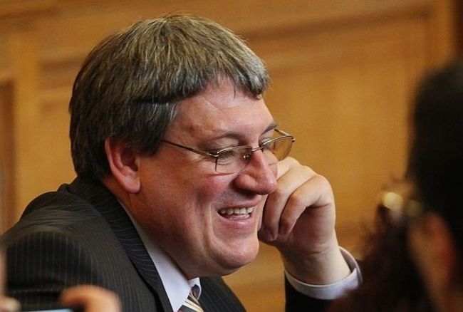 Управителят на здравната каса не смята да подава оставка