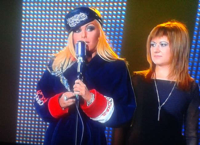 Камелия по халат и пантофи в НДК, скача срещу Пайнера