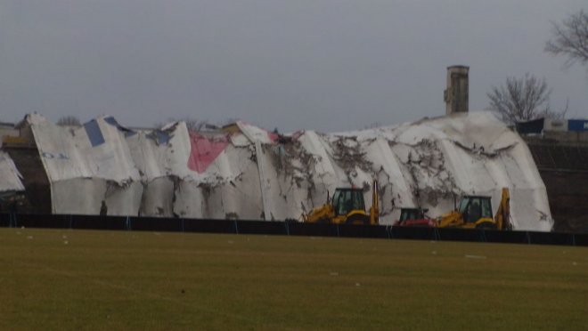 Опаковат със синя мрежа взривената трибуна на Герена
