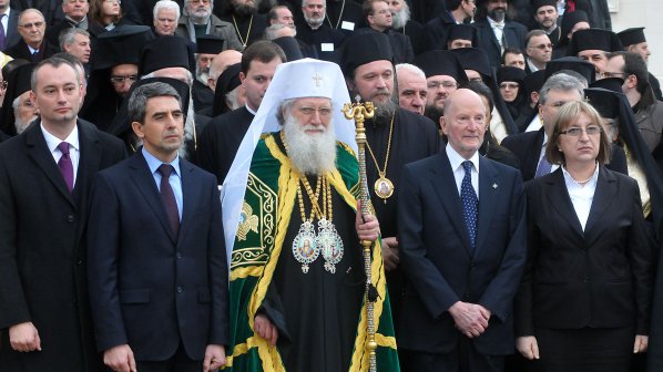 Плевнелиев спази традицията и целуна три пъти патриарх Неофит