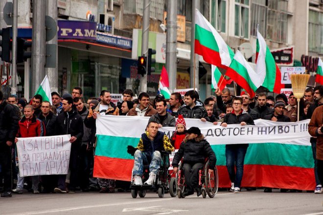 Народът на бунт срещу мизерията, интелигенцията го плюе