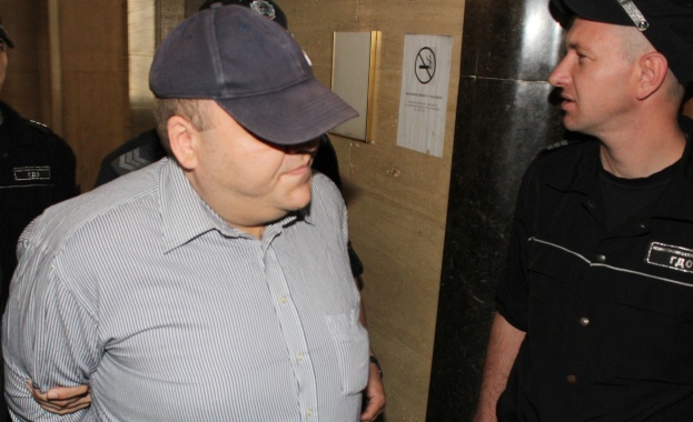 Майката на Чеци: Не чете некрофилски романи.Обича Букай и в.Капитал