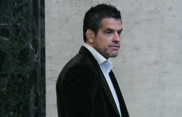 Бабата на Брендо му пере парите