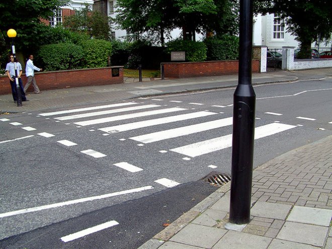 Голф помете девойка на пешеходна пътека