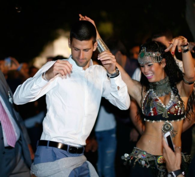 Джокович прави шоу в дискотека, танцува Gangnam Style (Видео)