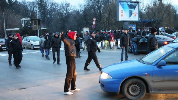 24 младежи арестувани след днешното меле на Орлов мост (обновена)