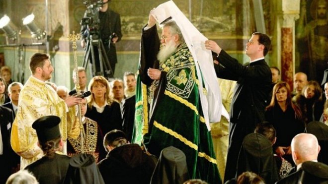 Патриарх Неофит отказал зелената мантия, стояла му като минижуп