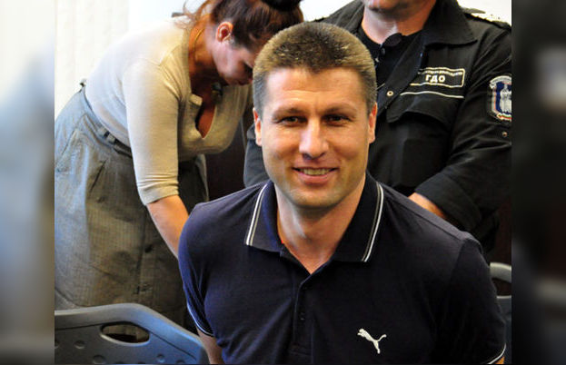 Реферът Врайков остава зад решетките, хили се в съда