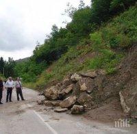 Свлачище блокира пътя между Велико Търново и Горна Оряховица