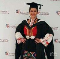 Патриотизъм: Българка се дипломира с народна носия в Шотландия	