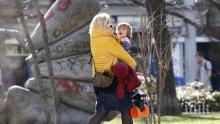Лора Крумова не пуска сина си на градина, гледа го прабаба му