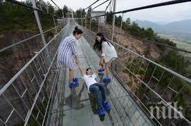 стъкленият мост китай ужасяваща атракция вижте уникални кадри спиращи дъха видео