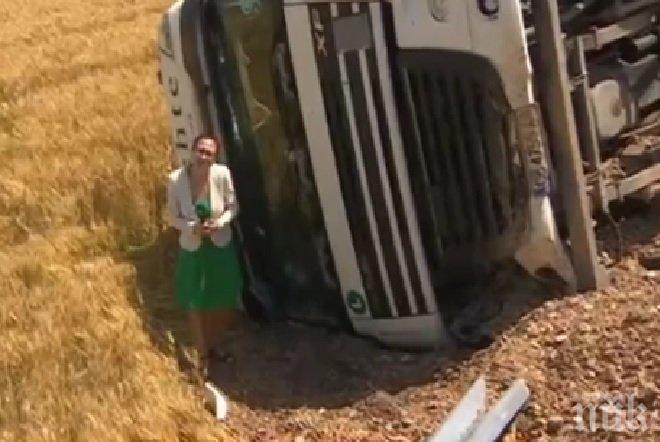 Тежък инцидент! Тир се обърна на входа на Северната тангента
