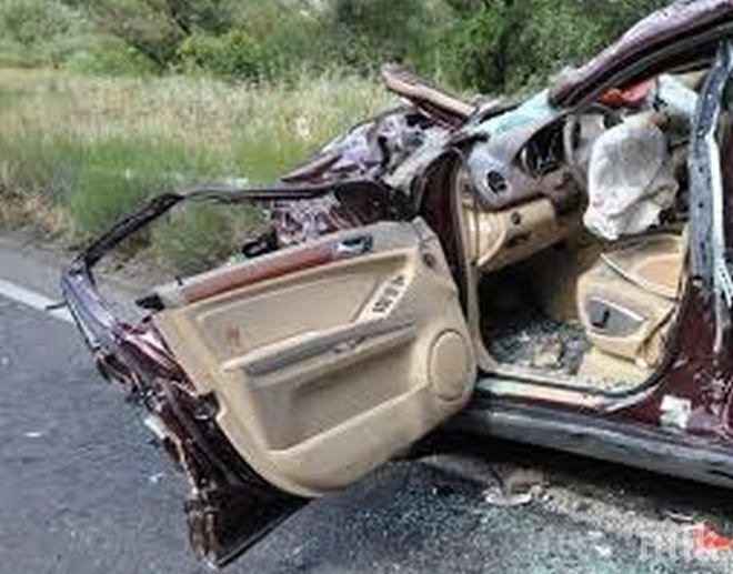 КАСАПНИЦА КРАЙ ХАРМАНЛИ! Камион размаза микробус, мъж загина, има ранени