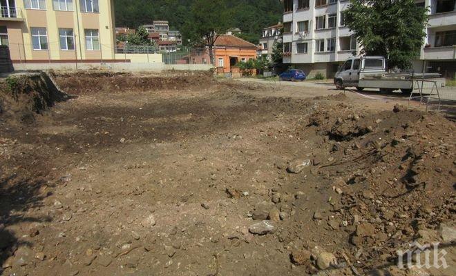 Скандал! Багери рушат древен некропол насред Враца, вдигат сграда върху черепи и кости 
