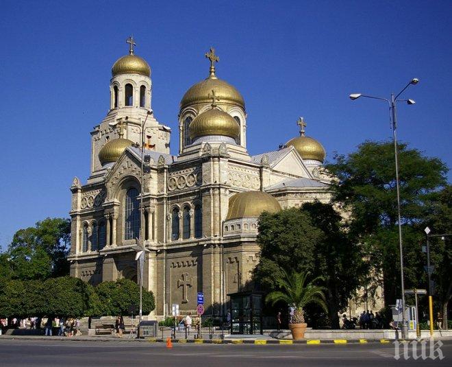 СРАМ! Обраха Катедралата във Варна