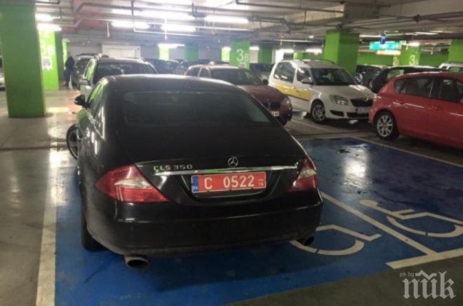 ЕКСКЛУЗИВНО В ПИК! Нагъл турски дипломат паркира на място за инвалиди